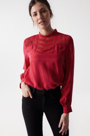 blusa de raso rojo con encaje salsa jeans